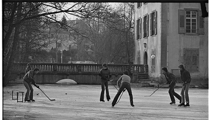 Zusammengestellt von Archiv und Dokumentation der Heilbronner Stimme - Die Eisfläche trägt. Auf dem zugefrorenen See am Heilbronner Trappenseeschlösschen spielen Jugendliche im Jahr 1980 Eishockey. Zusammengestellt von Archiv und Dokumentation der Heilbronner Stimme - Die Eisfläche trägt. Auf dem zugefrorenen See am Heilbronner Trappenseeschlösschen spielen Jugendliche im Jahr 1980 Eishockey.