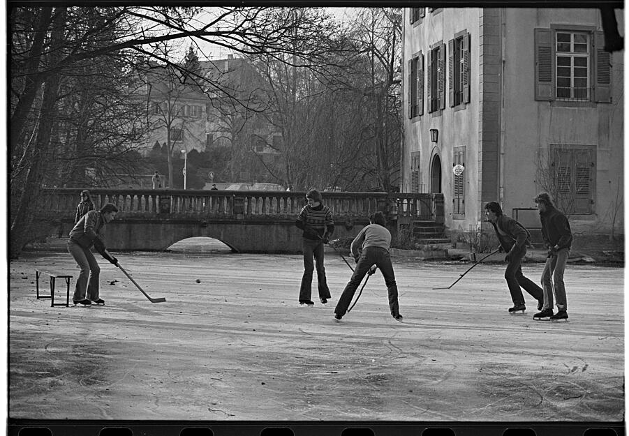 Zusammengestellt von Archiv und Dokumentation der Heilbronner Stimme - Die Eisfl&auml;che tr&auml;gt. Auf dem  zugefrorenen See am Heilbronner Trappenseeschl&ouml;sschen spielen Jugendliche im Jahr 1980 Eishockey.
