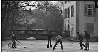 Zusammengestellt von Archiv und Dokumentation der Heilbronner Stimme - Die Eisfl&auml;che tr&auml;gt. Auf dem  zugefrorenen See am Heilbronner Trappenseeschl&ouml;sschen spielen Jugendliche im Jahr 1980 Eishockey.