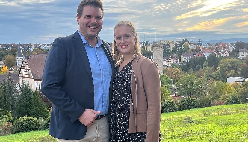 Marco und Carolin Siegmund repräsentieren den TCV in der Kampagne 2024/2025 als Prinzenpaar. Sie wohnen zwar in Neckarwestheim, fühlen sich aber auch in Talheim zu Hause. Marco und Carolin Siegmund repräsentieren den TCV in der Kampagne 2024/2025 als Prinzenpaar. Sie wohnen zwar in Neckarwestheim, fühlen sich aber auch in Talheim zu Hause.