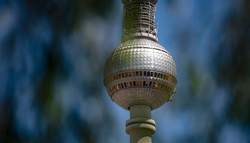 Die Kugel des Berliner Fernsehturms glänzt in der Sonne. (Archivbild) Die Kugel des Berliner Fernsehturms glänzt in der Sonne. (Archivbild)