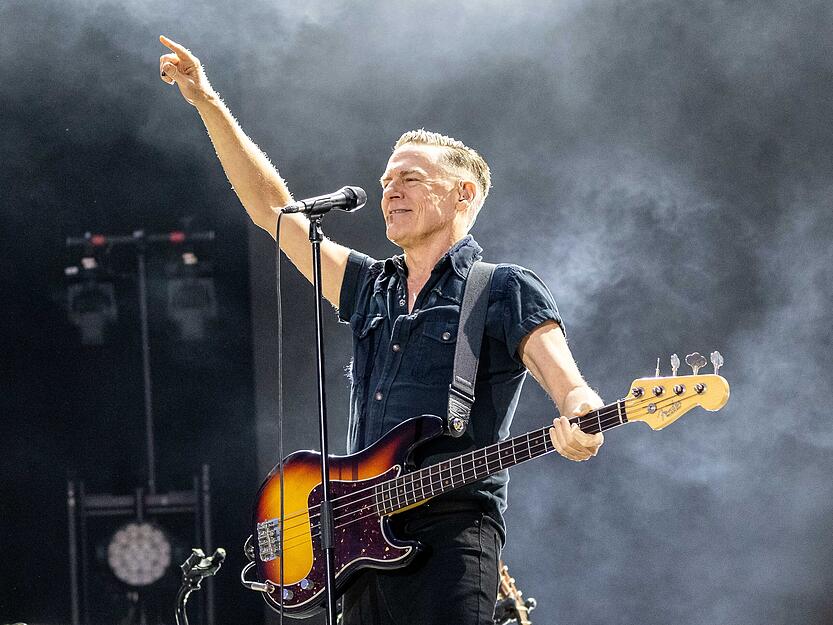 Schwarzes Outfit, blonder Undercut: Bryan Adams zeigt sich beim Würth-Open-Air in Topform – lässig wie eh und je.