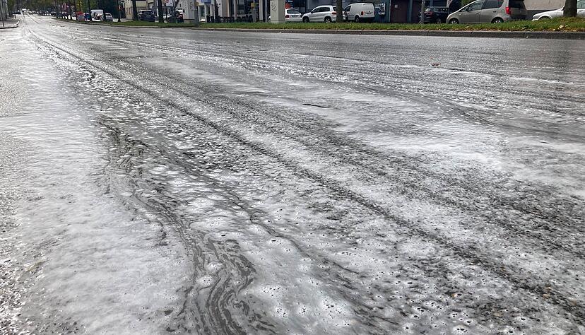 Schon im Jahr 2023 überzog weißer Schaum die Oststraße in Heilbronn. Nun zeigt sich das gleiche Phänomen.