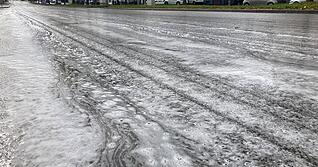 Schon im Jahr 2023 überzog weißer Schaum die Oststraße in Heilbronn. Nun zeigt sich das gleiche Phänomen.