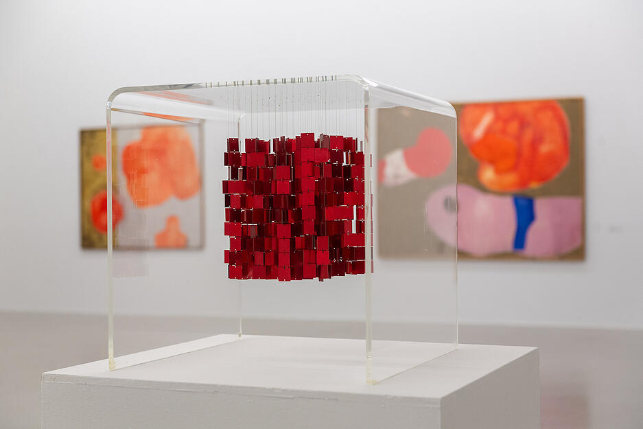 Raumobjekte, Raster- und Nagelbilder machen Hal Busse zur Avantgardistin.