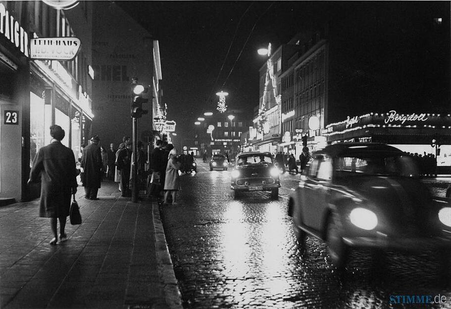 Hauptverkehrsader Kaiserstraße 1964 im Weihnachtsglanz.