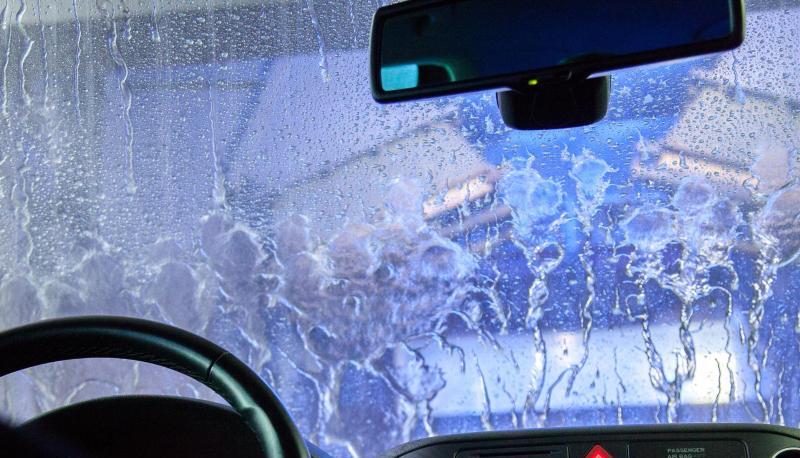 Zu kalt f&uuml;r die Winterw&auml;sche: Bei sehr tiefen Temperaturen verzichten Autofahrer besser auf die Fahrt durch die Waschanlage.