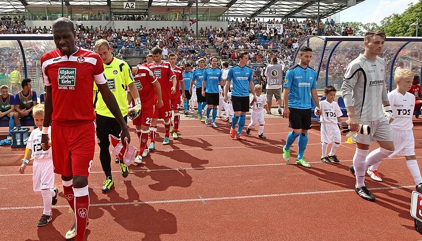 Offiziell 9286 Zuschauer waren im Frankenstadion dabei, als Mo Idrissou (links) den FCK als Kapitän aufs Feld führte. Rechts Neckarsulms Torwart Marcel Susser. Offiziell 9286 Zuschauer waren im Frankenstadion dabei, als Mo Idrissou (links) den FCK als Kapitän aufs Feld führte. Rechts Neckarsulms Torwart Marcel Susser.