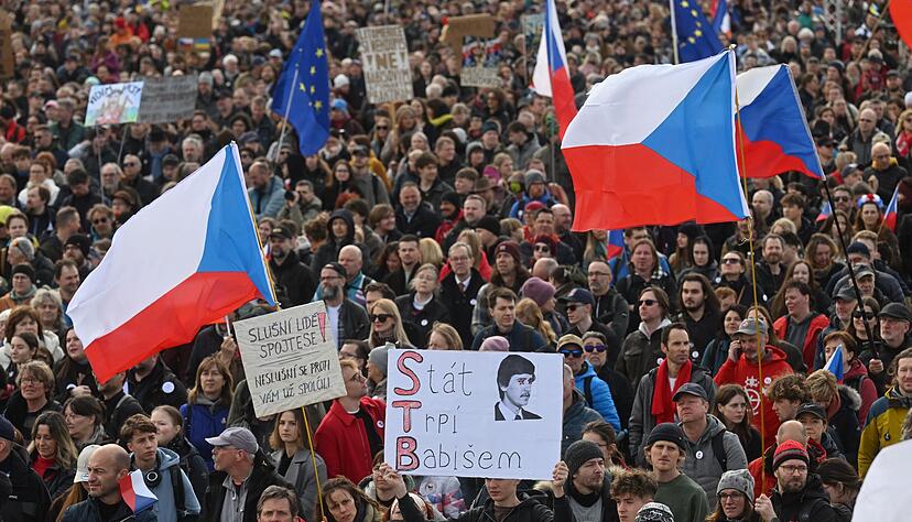 Zehntausende Menschen nehmen an der Kundgebung unter dem Motto &laquo;Wir lassen uns die Zukunft nicht stehlen.