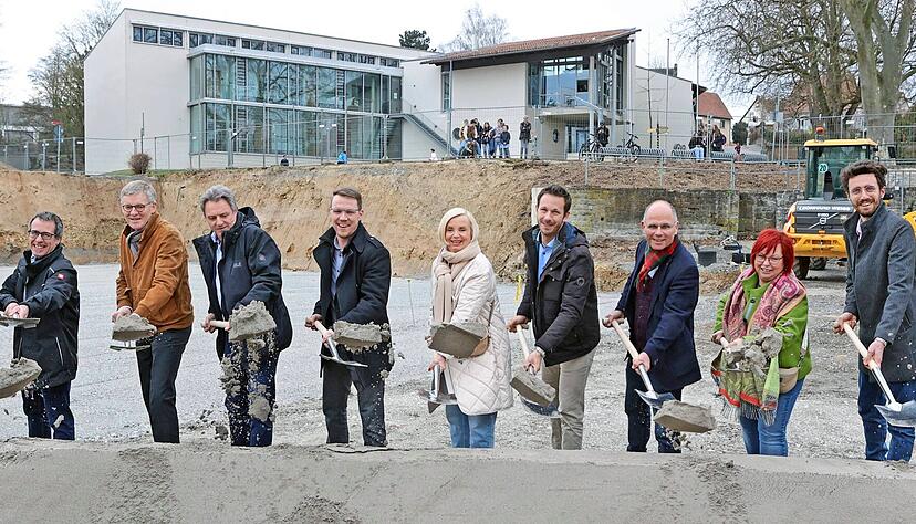 Der Anfang ist geschafft: Startschuss zum ersten Bauabschnitt "Cube" zur Sanierung und Erweiterung des Hohenstaufen-Gymnasiums in Bad Wimpfen.
Foto: Ralf Seidel Der Anfang ist geschafft: Startschuss zum ersten Bauabschnitt "Cube" zur Sanierung und Erweiterung des Hohenstaufen-Gymnasiums in Bad Wimpfen.
Foto: Ralf Seidel