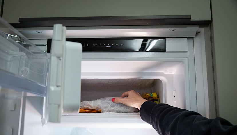 Schritt 3: Die umwickelte Flasche ins Gefrierfach legen. Schritt 3: Die umwickelte Flasche ins Gefrierfach legen.