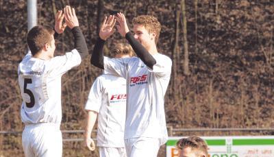 Sie haben ihre Aufstiegsambitionen untermauert: Gegen den TSV D&ouml;rzbach/Klepsau jubelten Lenz Kuhnle (links) und Kim Foss von der SGM Wei&szlig;bach/Niedernhall, der TSV-Torh&uuml;ter Michael Steffl sitzt entt&auml;uscht am Boden. Foto: AlexanderBertok