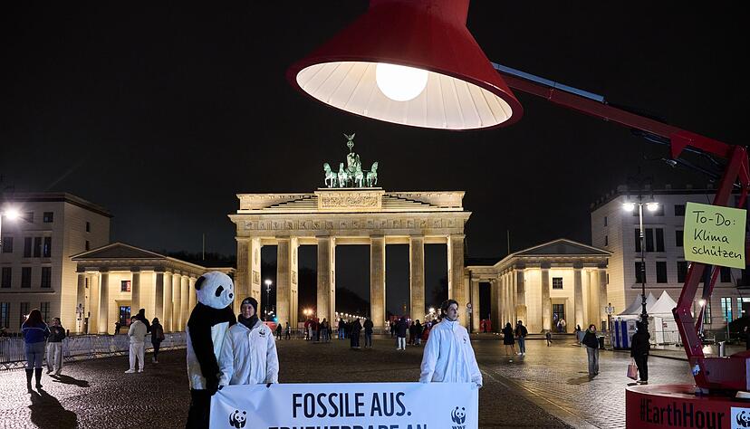 Auch am Brandenburger Tor gingen die Lichter aus. Der WWF wirbt auch dafür, privat Energie zu sparen. Daher wurde eine übergroße Schreibtischlampe aufgebaut und ausgemacht. Auch am Brandenburger Tor gingen die Lichter aus. Der WWF wirbt auch dafür, privat Energie zu sparen. Daher wurde eine übergroße Schreibtischlampe aufgebaut und ausgemacht.