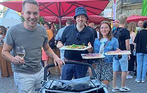 Wein für die Großen, Flammkuchen für alle: Käpplers sind mit der Familie da.