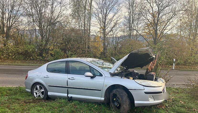 Auf der L1106 bei Brackenheim-Dürrenzimmern ist ein Auto gegen einen Baum geprallt.