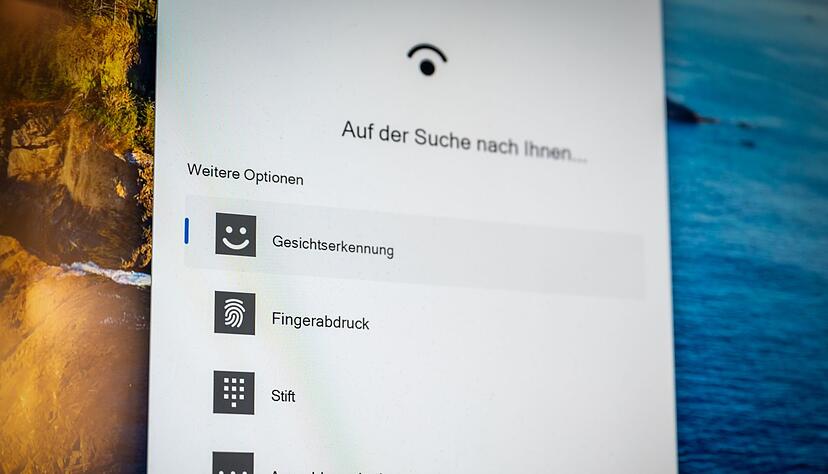 Passwortloses Anmelden mit Passkeys in Windows 11 läuft über die bekannte Anmeldeoberfläche Hello mit Gesichtserkennung, Fingerabdruckscan oder PIN - und neuerdings auch in Kooperation mit Passwortmanagern von Drittanbietern, in denen die Passkeys lagern. Passwortloses Anmelden mit Passkeys in Windows 11 läuft über die bekannte Anmeldeoberfläche Hello mit Gesichtserkennung, Fingerabdruckscan oder PIN - und neuerdings auch in Kooperation mit Passwortmanagern von Drittanbietern, in denen die Passkeys lagern.
