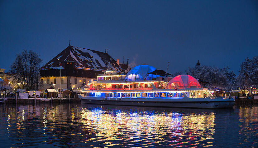 Das beleuchtete Schiff am Weihnachtsmarkt in Konstanz.