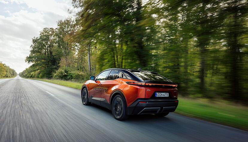 Schicker Abschluss? Ob einem der neue Toyota formal gefällt, ist Geschmackssache - doch dynamische Gangart und hohe Reichweite sorgen für Pluspunkte. Schicker Abschluss? Ob einem der neue Toyota formal gefällt, ist Geschmackssache - doch dynamische Gangart und hohe Reichweite sorgen für Pluspunkte.