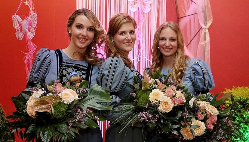 Theresa Drauz (Mitte) ist das amtierende K&auml;thchen von Heilbronn. Anna-Maria D&uuml;nger (links) und Franziska M&uuml;ller unterst&uuml;tzen sie dabei. Foto: Archiv/Sawatzki