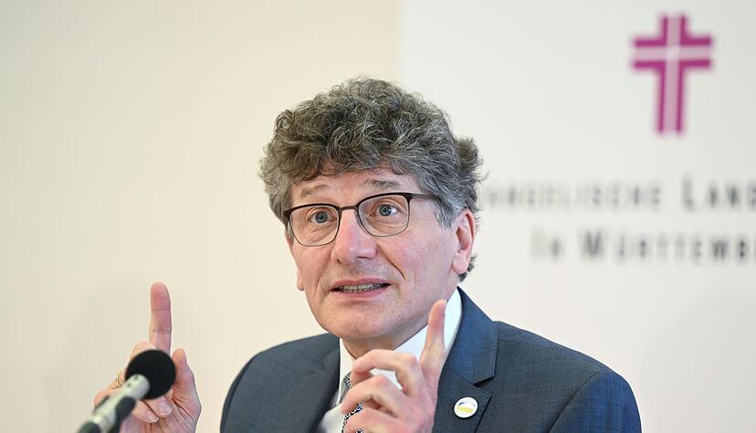 Der württembergische Landesbischof Ernst-Wilhelm Gohl spricht bei einer Pressekonferenz. Der württembergische Landesbischof Ernst-Wilhelm Gohl spricht bei einer Pressekonferenz.