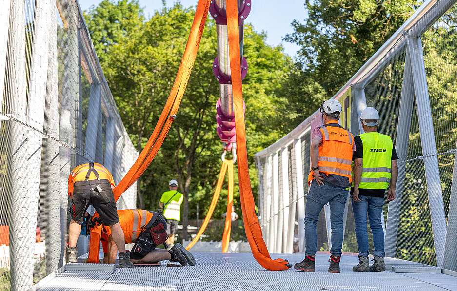 Am Dienstagmorgen platzierte ein Kran den neuen, 40 Tonnen schweren Stahlübergang.