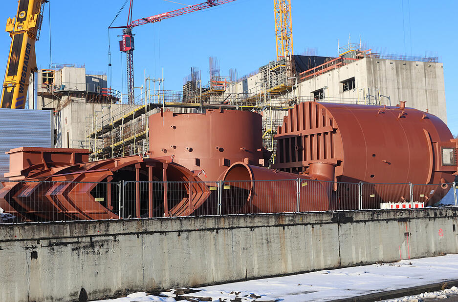 Nach Stunden der Vorbereitung hebt ein Autokran am Dienstag das erste Segment des neuen Wirbelschichtofens an seinen Bestimmungsort. Vier weitere Teile folgen.