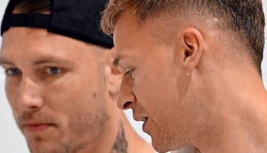 David Raum (links) und Joshua Kimmich witzeln bei der Pressekonferenz des DFB herum. David Raum (links) und Joshua Kimmich witzeln bei der Pressekonferenz des DFB herum.