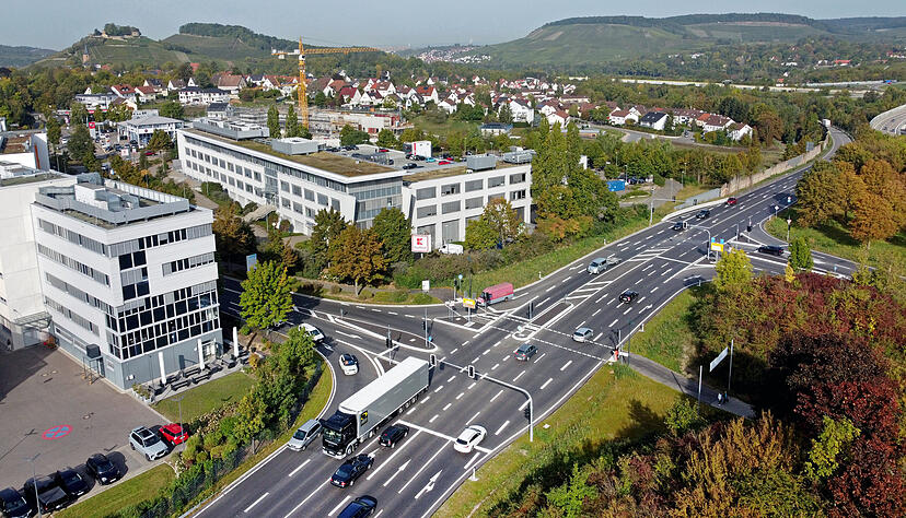 Tausende Fahrzeuge rollen täglich über diesen etwas versetzt angeordneten und ertüchtigten Knoten beim Weinsberger Kaufland. Die Ampelsteuerung muss noch optimiert werden.