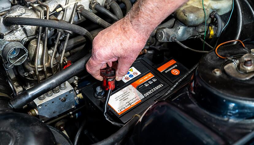 Hitze, h&auml;ufige Kurzstrecken und lange Standzeiten belasten die Batterie und verk&uuml;rzen ihre Lebensdauer.