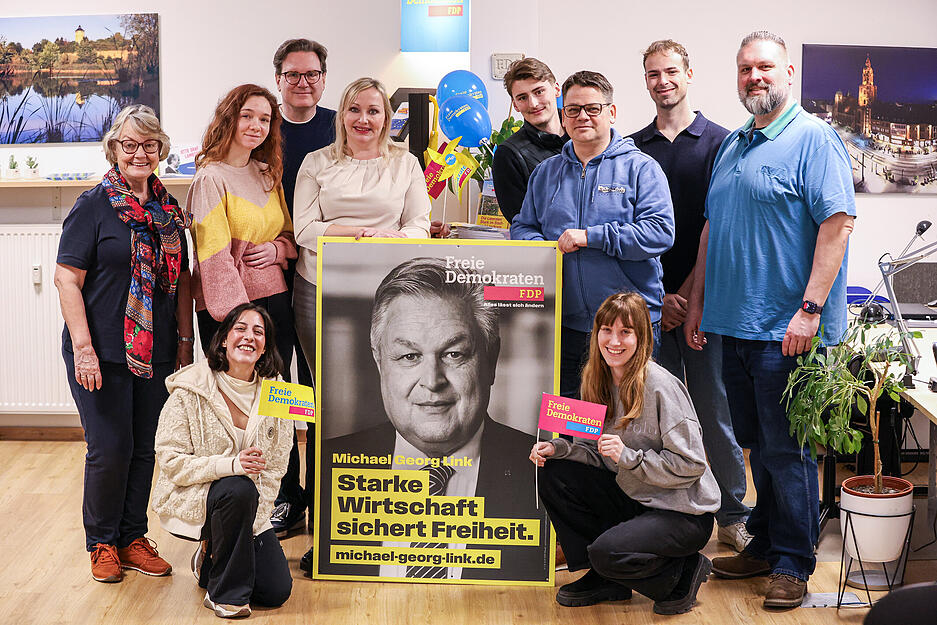 Gute Stimmung herrscht bei der Wahlparty des FDP Stadt- und Kreisverbands Heilbronn in Heilbronn-Böckingen. Für den Wahlkreis Heilbronn trat Michael Georg Link an.