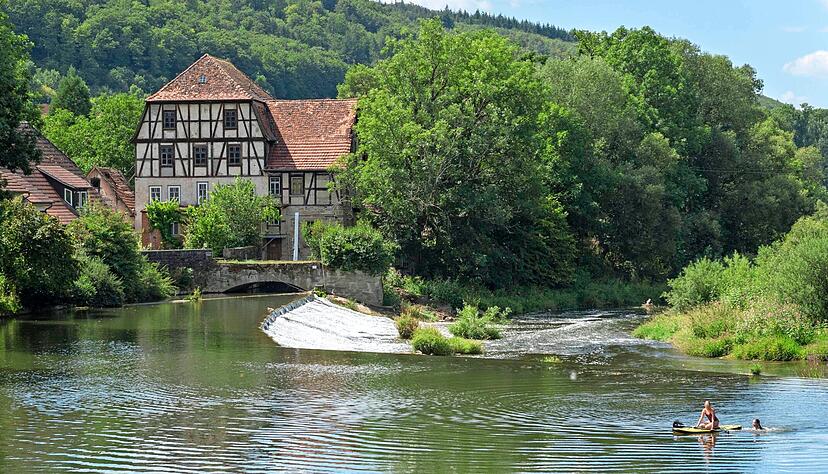 Stand-Up-Paddeln ist trotz der niedrigen Wasserstände von Kocher und Jagst noch möglich − aktuell leiden vor allem Landwirte und Waldtiere unter der Hitze und wenig verfügbarem Wasser. Stand-Up-Paddeln ist trotz der niedrigen Wasserstände von Kocher und Jagst noch möglich − aktuell leiden vor allem Landwirte und Waldtiere unter der Hitze und wenig verfügbarem Wasser.