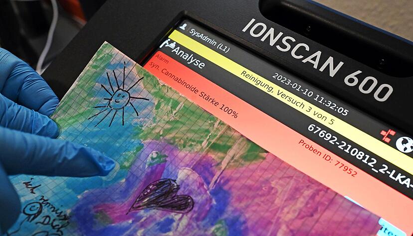 In der Justizvollzugsanstalt (JVA) Bruchsal wird eine Kindermalerei gezeigt. In der Justizvollzugsanstalt (JVA) Bruchsal wird eine Kindermalerei gezeigt.