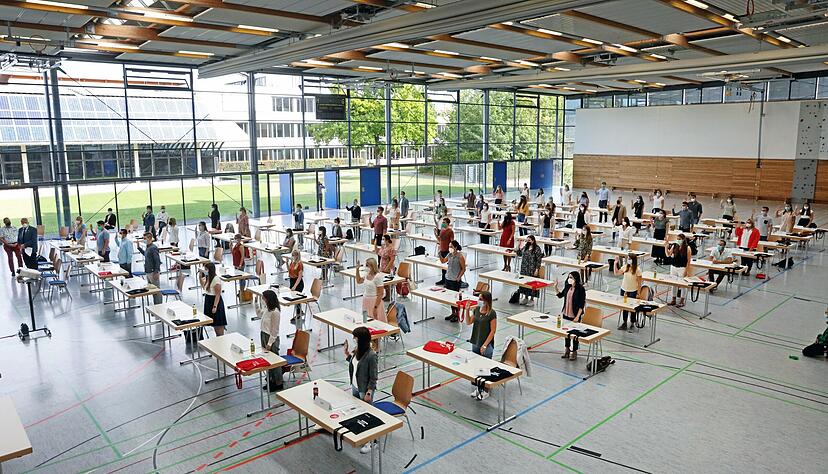 In zwei Gruppen sind am Freitag die Junglehrer des Schulamts Heilbronn in der Eppinger Hardtwaldhalle vereidigt worden.
Foto: Ralf Seidel