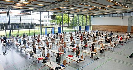 In zwei Gruppen sind am Freitag die Junglehrer des Schulamts Heilbronn in der Eppinger Hardtwaldhalle vereidigt worden.
Foto: Ralf Seidel
