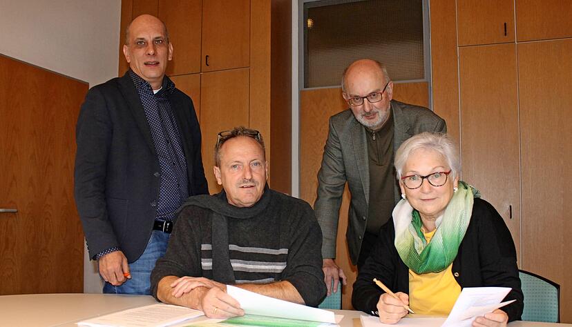 Stellen das Projekt vor: B&uuml;rgermeister Timo Wolf (v.l.), Quartiersmanager Andreas Haupt, Karl Friedrich Bretz (Diakoniewerk) und Elisabeth Knaus.
Foto: Friedrich