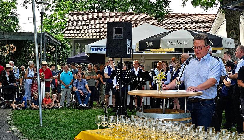 Zur Er&ouml;ffnung versammeln sich Nordheimer und G&auml;ste im Park. B&uuml;rgermeister Volker Schiek sch&auml;tzt das Fest als eine M&ouml;glichkeit, die &ouml;rtliche Gemeinschaft und Kontakte zu pflegen.