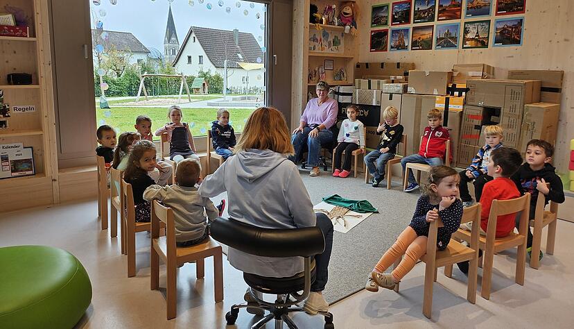 Weit mehr als nur Betreuung: Im Morgenkreis, wie hier in der Kindertagesst&auml;tte St. Kilian Massenbachhausen, lernen die Kinder, kurze Geschichten zu erz&auml;hlen und einander zuzuh&ouml;ren.