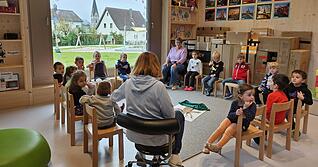 Weit mehr als nur Betreuung: Im Morgenkreis, wie hier in der Kindertagesst&auml;tte St. Kilian Massenbachhausen, lernen die Kinder, kurze Geschichten zu erz&auml;hlen und einander zuzuh&ouml;ren.