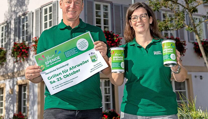 Der Fleiner Gewerbevereins-Vorsitzende Thomas Schrader und Vorstandsmitglied Barbara Stellrecht mit dem Plakat und den Spendendosen für die Hilfsaktion für Flutopfer in Ahrweiler.
Fotos: Mario Berger