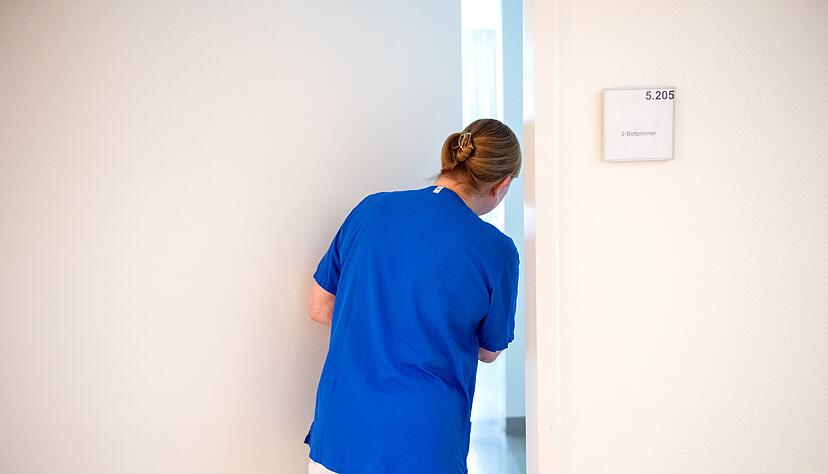 Der Arbeitsalltag in der Palliativpflege ist vielseitig: Palliativpflegekräfte sind Krankenschwestern, Berater und Seelentröster in einer Person. Der Arbeitsalltag in der Palliativpflege ist vielseitig: Palliativpflegekräfte sind Krankenschwestern, Berater und Seelentröster in einer Person.