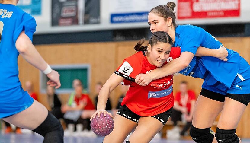 Kontrastprogramm: Elena Schacht (Mitte) lief in dieser Saison für die SG Schozach-Bottwartal in der A-Jugend-Bundesliga auf, spielte in der Oberliga für die JSG Neckar-Kocher und bei den Aktiven für die Sport-Union Neckarsulm II in der Regionalliga.