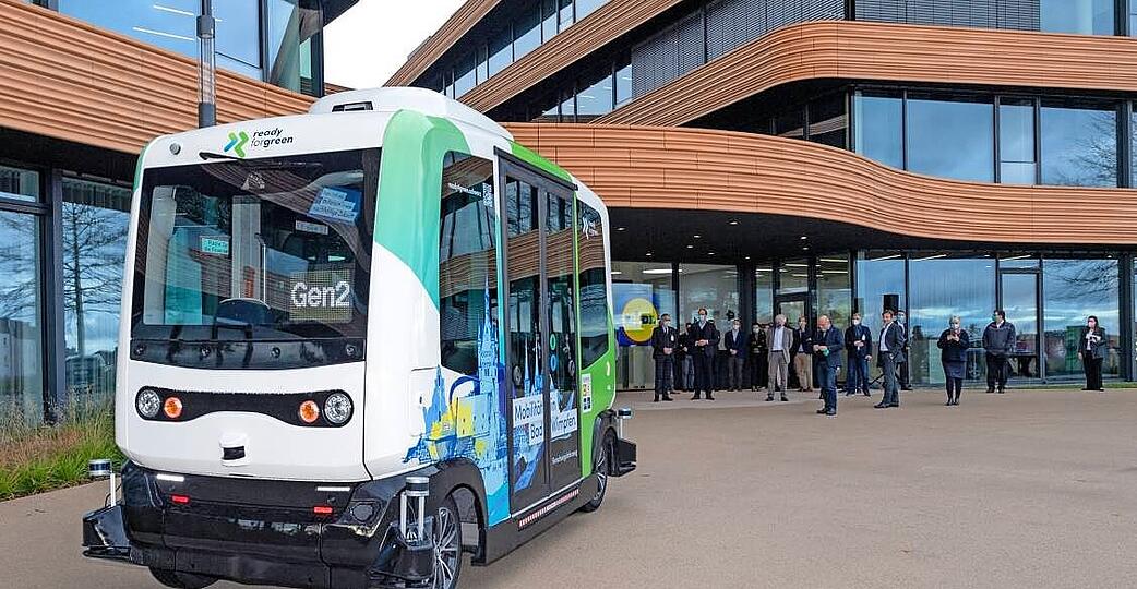 Ein kleiner Bus ist eine Zeitlang selbstst&auml;ndig in Bad Wimpfen zwischen Lidl-Zentrale und Bahnhof unterwegs gewesen, mit einem Assistenten vor Ort. Damit hat die Hochschule Heilbronn geforscht.