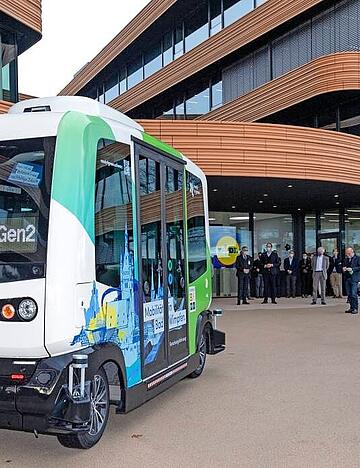 Ein kleiner Bus ist eine Zeitlang selbstst&auml;ndig in Bad Wimpfen zwischen Lidl-Zentrale und Bahnhof unterwegs gewesen, mit einem Assistenten vor Ort. Damit hat die Hochschule Heilbronn geforscht.