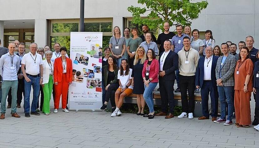 Zum Abschluss des zweijährigen Bildungsprojektes trafen sich die Beteiligten an der Franz-Binder-Verbundschule in Neckarsulm.
Foto: privat Zum Abschluss des zweijährigen Bildungsprojektes trafen sich die Beteiligten an der Franz-Binder-Verbundschule in Neckarsulm.
Foto: privat