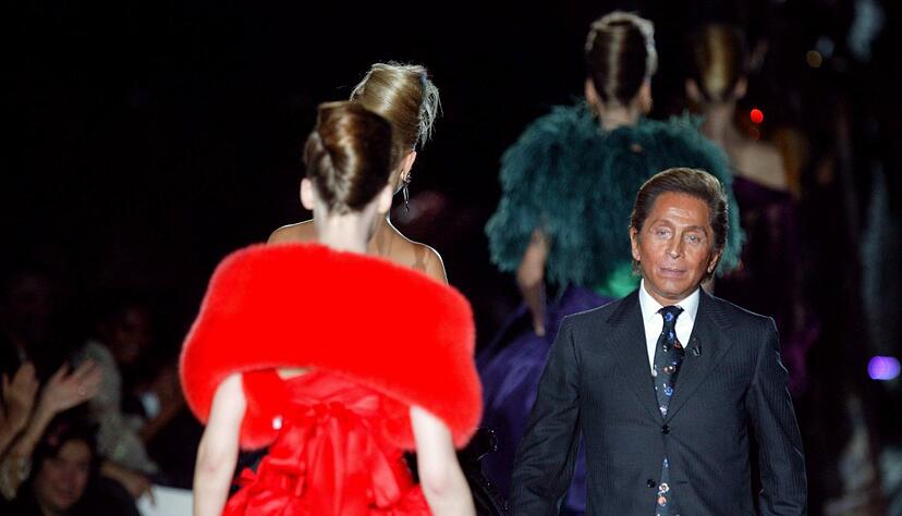 Die Perfektion, die Valentino selbst anstrebte, forderte er auch von seinen Mitarbeitern. Die Perfektion, die Valentino selbst anstrebte, forderte er auch von seinen Mitarbeitern.