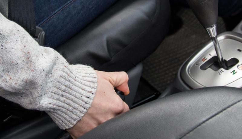 Finger weg oder lieber doch anziehen? Die Handbremse nicht zu aktivieren, gilt als Winter-Tipp allerdings nur noch für ältere Fahrzeuge. Finger weg oder lieber doch anziehen? Die Handbremse nicht zu aktivieren, gilt als Winter-Tipp allerdings nur noch für ältere Fahrzeuge.