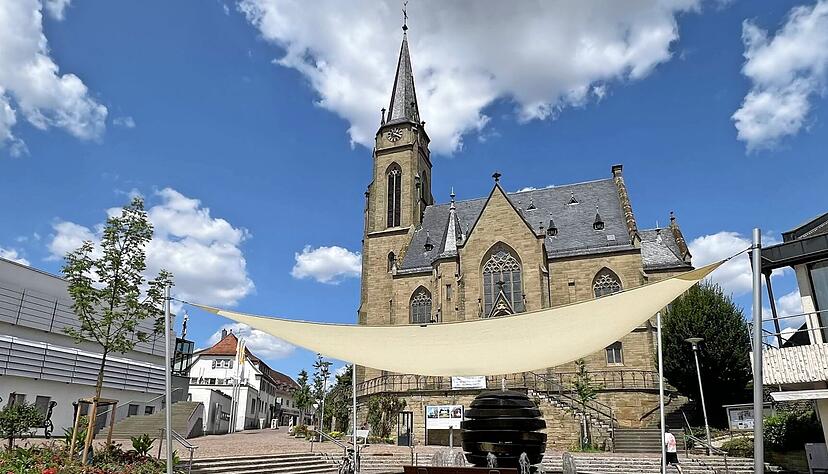 Der Bad Rappenauer Kirchplatz heizt sich bei Hitze auf, es fehlt an Schatten. Die Stadt versucht dem mit einem Sonnensegel &uuml;ber dem Brunnen und neuen B&auml;umen entgegen zu wirken
Foto: Archiv/ Plapp-Schirmer