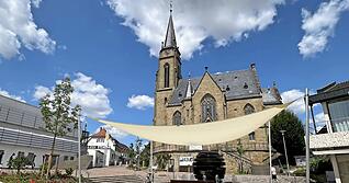 Der Bad Rappenauer Kirchplatz heizt sich bei Hitze auf, es fehlt an Schatten. Die Stadt versucht dem mit einem Sonnensegel &uuml;ber dem Brunnen und neuen B&auml;umen entgegen zu wirken
Foto: Archiv/ Plapp-Schirmer