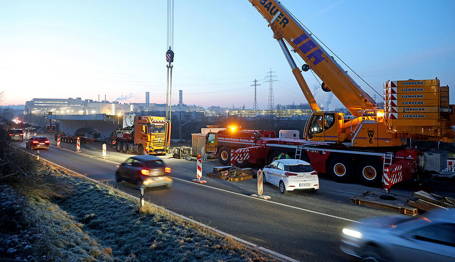 Br&uuml;ckenbau unter laufendem Verkehr am Schwarz-Digits-Campus.
