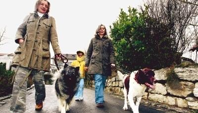 Los geht‘s: Eurasierhündin Acira mit Frauchen Klaudia Boras, Münsterländer Drakon und Dagmar Duchêne mit Tochter Kim.Foto: Guido Sawatzki Los geht‘s: Eurasierhündin Acira mit Frauchen Klaudia Boras, Münsterländer Drakon und Dagmar Duchêne mit Tochter Kim.Foto: Guido Sawatzki